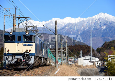 白雪皚皚的木曾山和一輛由EF64電力機車牽引的貨運列車 白雪皚皚的木曾山和一輛由EF64電力機車牽引的貨運列車 126230214