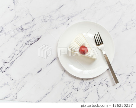 白盤子上的草莓脆餅(頂視圖) 白盤子上的草莓脆餅(頂視圖) 126230237