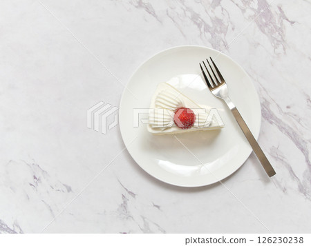 白盤子上的草莓脆餅(頂視圖) 白盤子上的草莓脆餅(頂視圖) 126230238