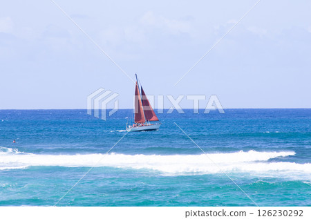 漂浮在藍色海的遊艇 漂浮在藍色海的遊艇 126230292