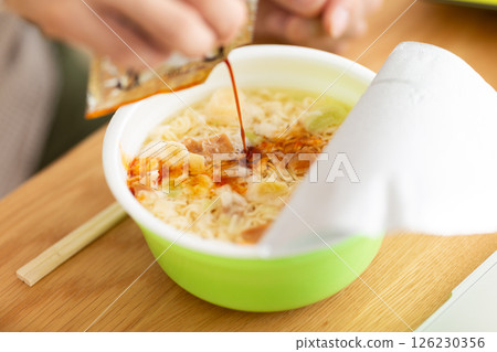 一位中年男子正在製作杯麵 126230356