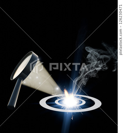 用放大鏡聚焦光線並灼熱目標的影像 126230471