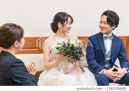 Bride and groom's men and women with bouquets in the bride's room / waiting room of the wedding hall (dress fitting / costume matching) Bride and groom's men and women with bouquets in the bride's room / waiting room of the wedding hall (dress fitting / costume matching) 126230600