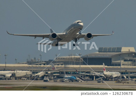 一架客機從那霸機場第一跑道起飛 126230678