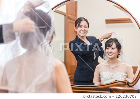 Bride / bride (veil) preparing for wedding ceremony / reception in bride room / waiting room 126230702