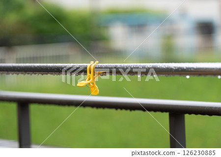 下雨天的晾衣桿和衣夾 126230885