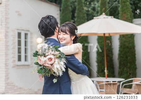 新娘和新郎(新娘婚禮)在婚禮大廳的花園裡進行前期拍攝和拍攝婚禮照片 新娘和新郎(新娘婚禮)在婚禮大廳的花園裡進行前期拍攝和拍攝婚禮照片 126231033