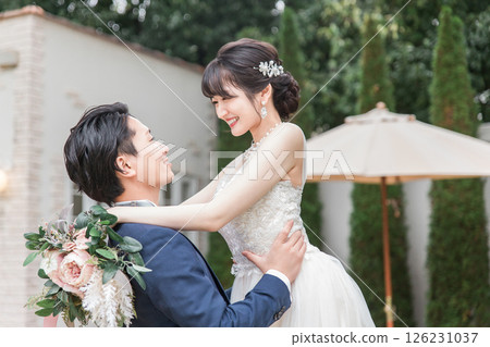 A bride and groom (bridal wedding) who takes pre-photoshoots and photo weddings in the garden of the wedding hall 126231037