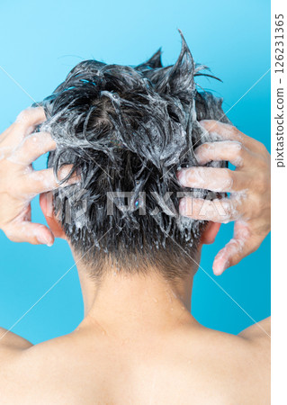 Middle-aged man shampooing Middle-aged man shampooing 126231365