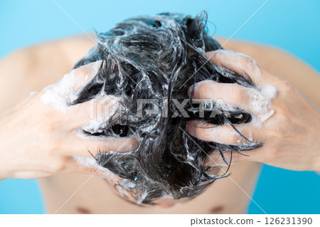 Middle-aged man shampooing Middle-aged man shampooing 126231390