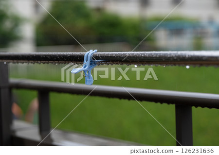 雨中的晾衣桿和衣夾 雨中的晾衣桿和衣夾 126231636