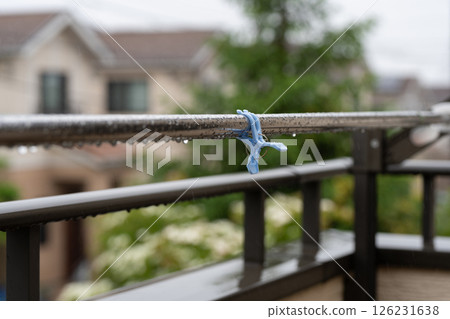 雨中的晾衣桿和衣夾 雨中的晾衣桿和衣夾 126231638