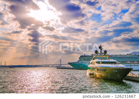兩艘豪華遊輪停靠在日本橫濱市。可觀賞挪威精神號、伊莉莎白女王號等。 兩艘豪華遊輪停靠在日本橫濱市。可觀賞挪威精神號、伊莉莎白女王號等。 126231667