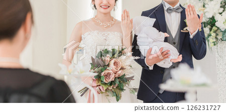 Bride and groom who raise a wedding ceremony at a church / chapel (ring exchange / ring show) 126231727