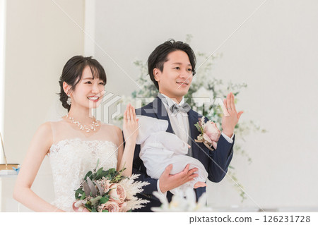 在教堂/禮拜堂舉行婚禮的新娘和新郎（交換戒指/戒指展示） 126231728