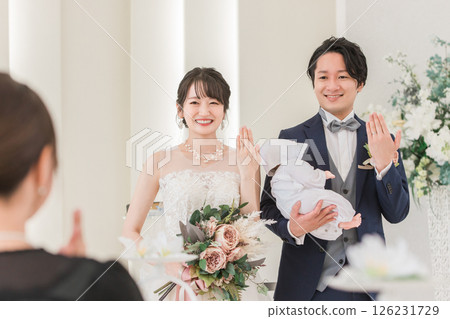 Bride and groom who raise a wedding ceremony at a church / chapel (ring exchange / ring show) 126231729