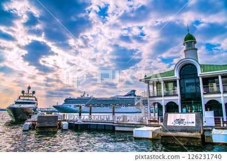 兩艘豪華遊輪停靠在日本橫濱市。可觀賞挪威精神號、皇后號、Pukarisanbashi 大橋等。 126231740