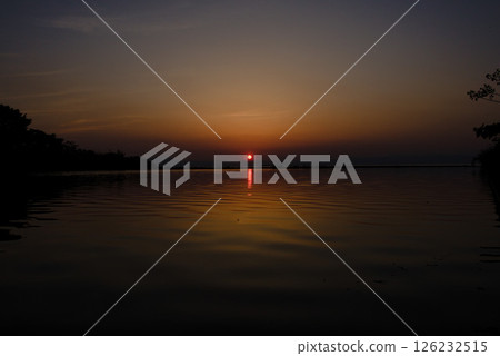 日落在水的表面反射了 126232515
