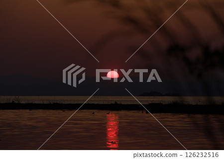 黃昏的湖面 126232516