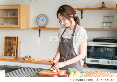年輕的亞洲婦女在廚房做飯（切、刀、烹飪、烹飪） 126233038