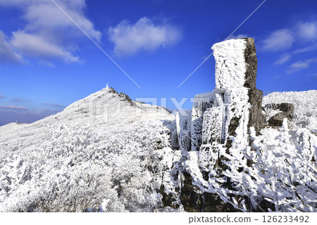 Columnar joints on snow-covered white mountain peaks 126233492