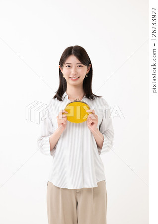 一個女人帶著錢包 一個女人帶著錢包 126233922