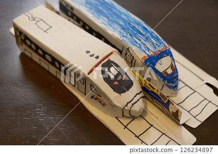 孩子們用空盒子製作的火車車廂 126234897