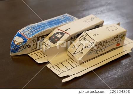 孩子用空盒子製作的火車車廂和軌道 126234898