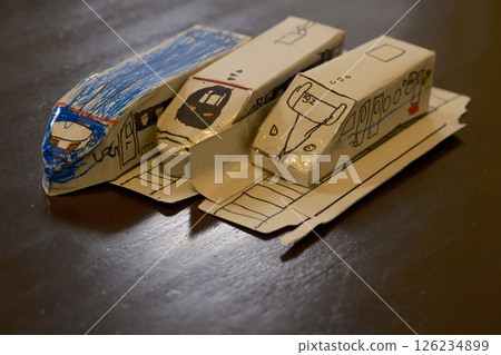 孩子們用空盒子製作的三節火車車廂 126234899