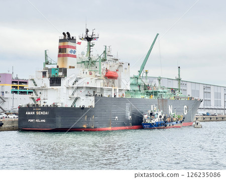 The LNG ship "AMAN SENDAI" anchored in Kobe Port. The LNG ship "AMAN SENDAI" anchored in Kobe Port. 126235086