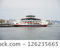 A port where sightseeing boats cruise 126235665