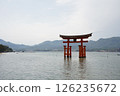Torii that floats in the sea 126235672