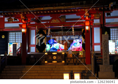 關東：秋葉中的大山巡禮：神奈川縣伊勢原市夜晚的大山阿夫利神社、下宮的彩燈照耀下的神殿（2） 126236041
