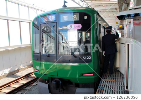 停靠玉川站的東急東橫線5000系列列車 126236056