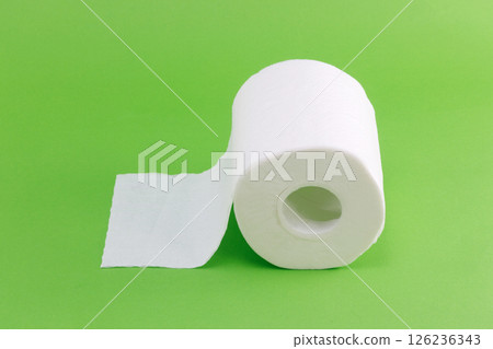 綠色背景上的白色衛生紙 126236343