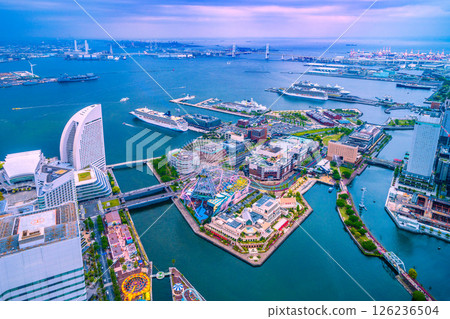 四艘豪華遊輪停靠在日本橫濱市。挪威...裡維埃拉,鑽石...女王...海洋... 四艘豪華遊輪停靠在日本橫濱市。挪威...裡維埃拉,鑽石...女王...海洋... 126236504