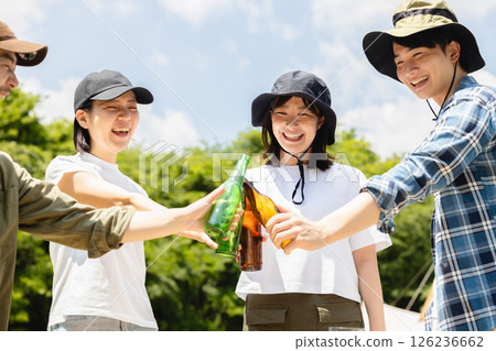 露營：男人和女人敬酒 126236662