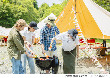 男女在營地享受燒烤 126236666