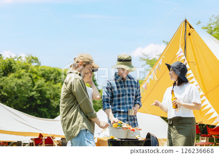 男女在營地享受燒烤 126236668