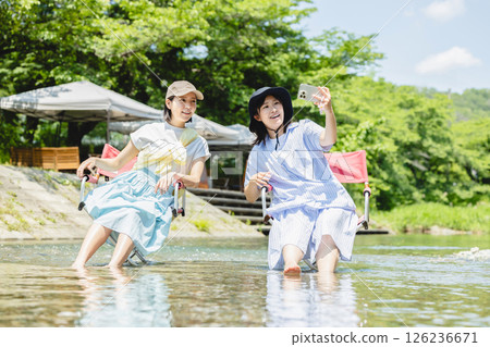 露營：女人把腳浸入河中 126236671