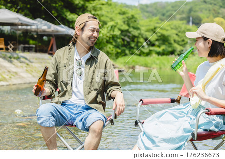 露營:男男女女在河裡消暑 露營:男男女女在河裡消暑 126236673