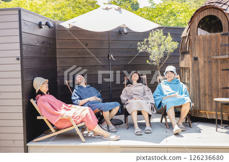 享受桑拿的男女 126236680