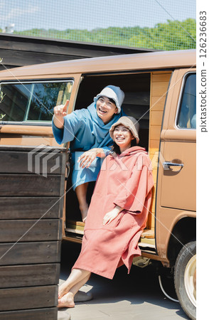 男女進入桑拿房 126236683