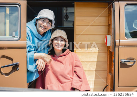 男女進入桑拿房 126236684