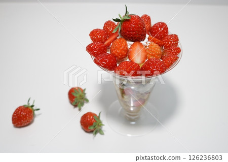 玻璃器皿中的草莓 玻璃器皿中的草莓 126236803