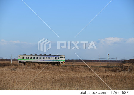 Hidaka Line Kiha 40 local train running through the Yufutsu Plains 126236871