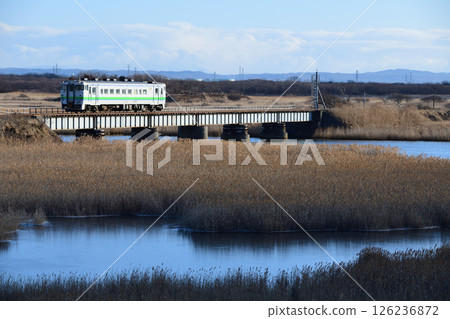 日高線 Kiha 40 號本地列車穿過東川湖區的鐵橋 126236872