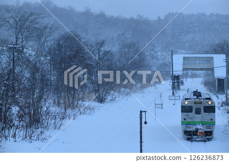 根室本線KIHA40號本地列車在雪中行駛 根室本線KIHA40號本地列車在雪中行駛 126236873