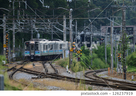 A local train on the Shinonoi Line departing from Obasute Station on the switchback 126237919
