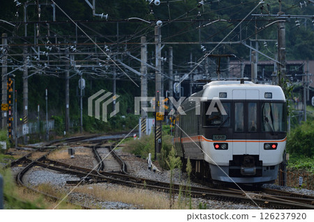 The Shinano Express train passing through the switchback at Obasute on the Shinonoi Line 126237920